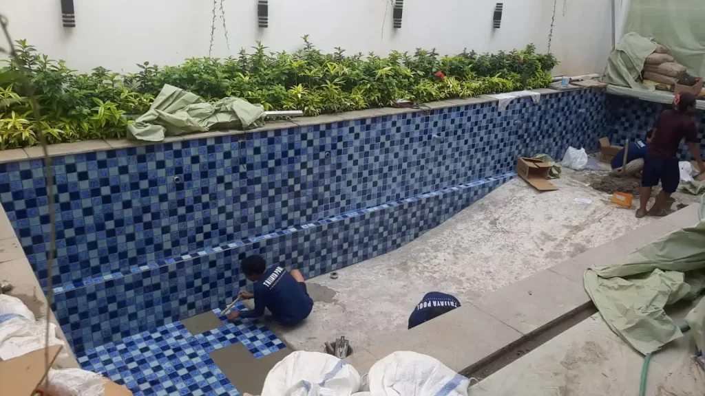 tahap pemasangan keramik mozaik kuda laut mas