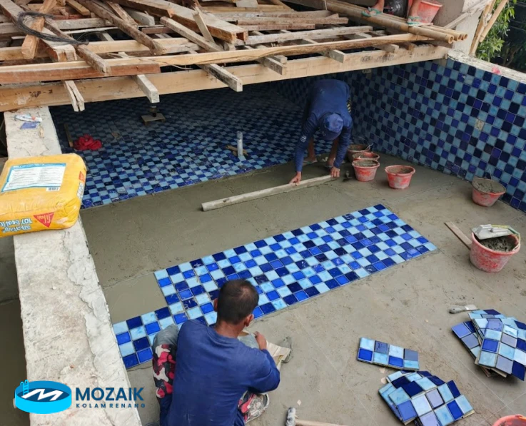 Mozaik Kolam Renang untuk Tangga