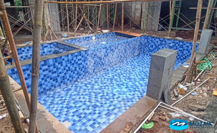 Mozaik Kolam Renang Corak Batu Alam