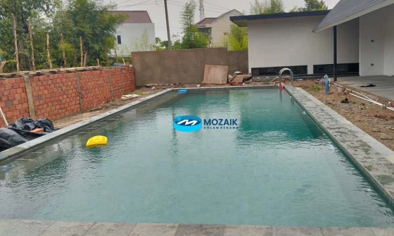 Mozaik dan Batu Alam pada Kolam Renang
